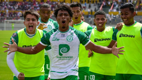 Jugadores de Liga de Portoviejo celebrando su gol ante Deportivo Quito, 17 de noviembre de 2024.