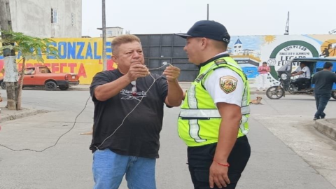 El asesinado periodista radial Leonardo Rivas en una imagen de archivo durante una cobertura  en el cantón Daule, conde trabajaba como director de noticias de la radio digital La Cariñosa.