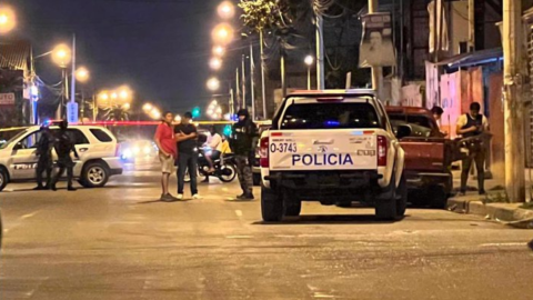 Efectivos de la Policía Nacional cerca de una jefatura de Antinarcóticos en Machala, provincia de El Oro, tras registrarse un ataque terrorista con disparos y explosivos la noche del 24 de noviembre de 2024.