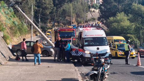 Una ambulancia acude a la atención de un accidente de tránsito en la avenida Occidental, en Quito.