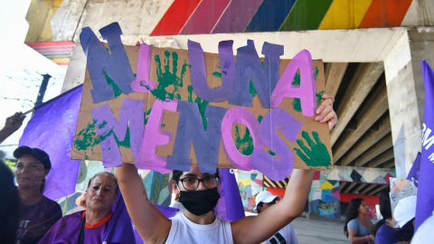 Mujer con un cartel de Ni Una Menos