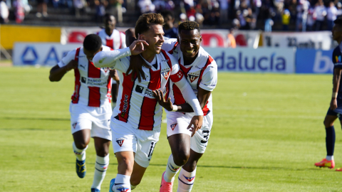 Los jugadores de Liga de Quito festejan un gol ante Universidad Católica, en el estadio Atahualpa, el domingo 24 de noviembre de 2024.