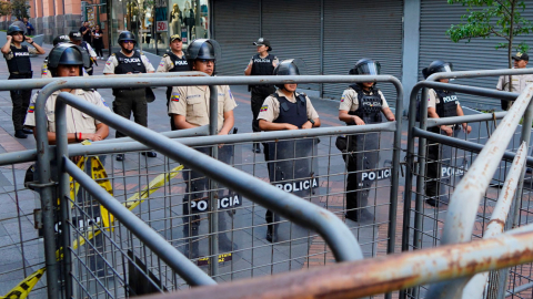 Mallas y policías bloquean un acceso al Centro Histórico de Quito.