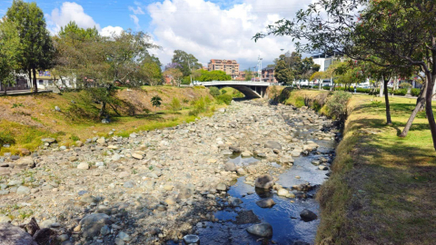 El río Tomebamba, en Cuenca, se encuentra en estado de estiaje, 24 de noviembre de 2024.