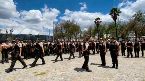 Mujeres policías forman en el parque El Arbolito, en el centro norte de Quito, este 25 de noviembre de 2024.