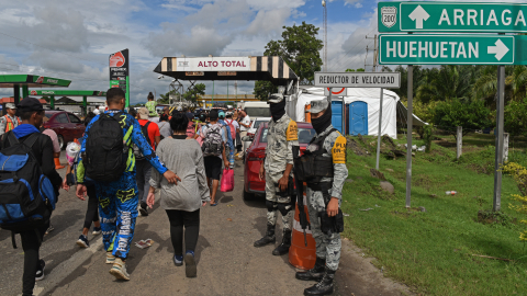 Migrantes que se dirigen a la frontera entre México y Estados Unidos mientras caminan por Huehuetán, estado de Chiapas, México, el 20 de noviembre de 2024.