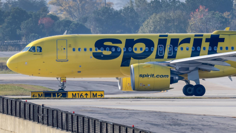 Un avión de Spirit en el aeropuerto internacional de Atlanta, en Georgia, Estados Unidos, el 18 de noviembre de 2024. Imagen referencial.