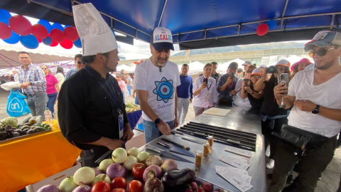 El alcalde de Quito, Pabel Muñoz, junto a un chef durante la última edición de la 'Sal Quiteña', noviembre de 2024.