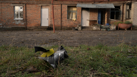 Una metralla de misil en el césped frente a un centro de rehabilitación para personas con discapacidad dañado, luego de un ataque ruso en la ciudad ucraniana de Dnipro, el 22 de noviembre de 2024.