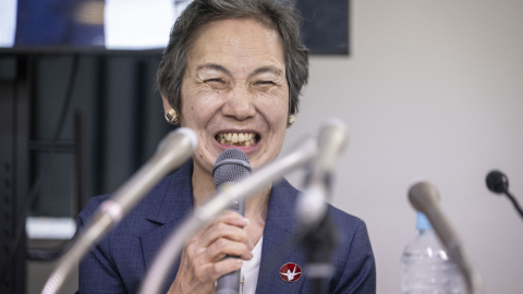 Masako Wada, miembro del Nihon Hidankyo y superviviente de la bomba atómica, secretaria general adjunta, habla durante una rueda de prensa en Tokio el 12 de octubre de 2024.