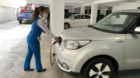 Carga eléctrica de un vehículo en Quito, 6 de julio de 2022.