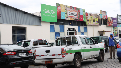 Carros estacionados frente a un mercado en la parroquia de Conocoto, en Quito, 14 de junio de 2024. Imagen referencial.