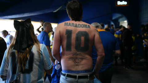 Un hincha de Boca Juniors con un tatuaje de Diego Maradona, en el estadio La Bombonera, el 21 de septiembre de 2024.