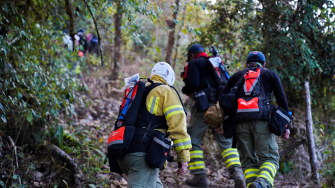 Bomberos se dirigen al combate de un incendio forestal en Cuenca, este 25 de noviembre de 2025.