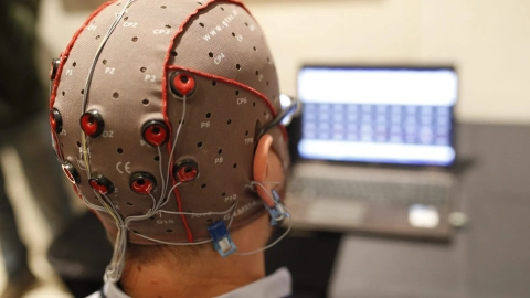 Neuralink recibe la autorización para probar su chip cerebral para mover brazos robóticos