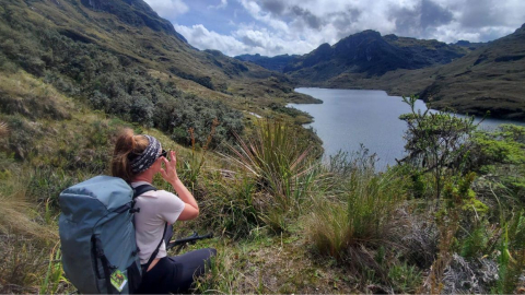 Turista toma fotos en el Parque Nacional Cajas