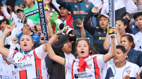 Hinchas de Liga de Quito alientan durante el partido de la Fecha 13 de la LigaPro, ante Independiente del Valle, el 9 de noviembre de 2024.