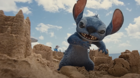 'Stitch' en la playa destruyendo castillos de arena durante el teaser de Lilo y Stitch 25 de noviembre 2024.