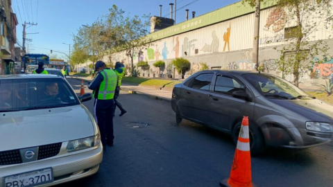 Agentes de tránsito realizan un control de velocidad en Quito, este 26 de noviembre de 2024.