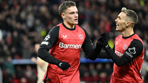 El centrocampista alemán del Bayer Leverkusen, Florian Wirtz, celebra el primer gol de su equipo con Alejandro Grimaldo durante el partido de la Champions League ante el Salzburgo, el 26 de noviembre de 2024.