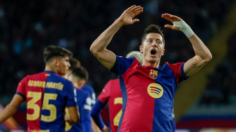 El delantero polaco del FC Barcelona, Robert Lewandowski, celebra tras anotar un gol de penal, ante el Brest por la Fecha 5 de la Champions, el 26 de noviembre de 2024.