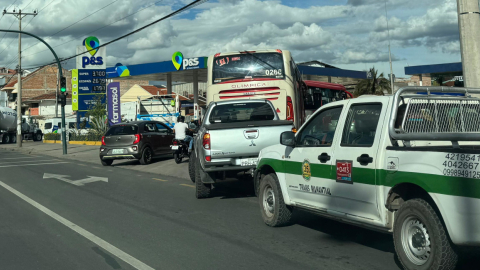 Fila de vehículos en la estación de gasolina de la Avenida de las Américas y Nicolás de Rocha, en Cuenca, este 26 de noviembre de 2024.