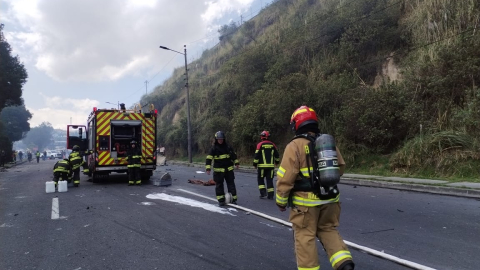 Bomberos atienden una emergencia en la avenida Simón Bolívar de Quito, el 23 de noviembre de 2024.