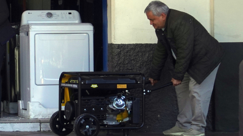 Un ciudadano con un generador eléctrico en las calles de Cuenca, 16 de octubre de 2024.