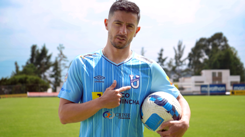 Facundo Martínez señala al escudo de Universidad Católica en su camiseta, en el complejo de La Armenia, en noviembre de 2024.