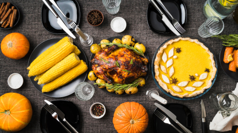 El pavo al horno es el centro de la comida en la celebración del Día de Acción de Gracias.