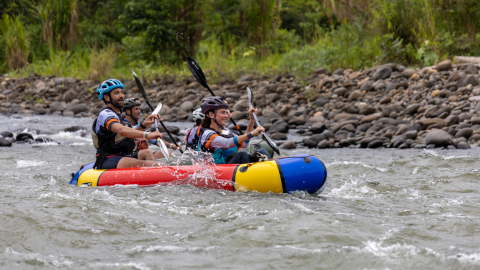 Cuatro competidores atraviesan un río en un bote inflable durante una edición del Huairasinchi, en Ecuador.