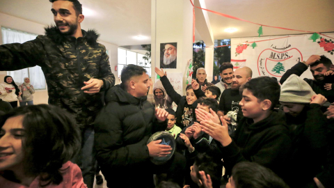 Un grupo de libaneses celebran el anuncio del alto al fuego entre Israel y Hezbollah, en una escuela en Sidon, Líbano, el 26 de noviembre de 2024.