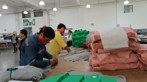 Dos trabajadores en la planta de Empresas Pinto, ubicada en Otavalo, 21 de febrero de 2024. Imagen referencial.