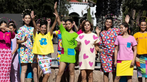 Agatha Ruiz de la Prada con modelos que visten sus diseños durante la Durango Fashion Week, 30 de octubre de 2024.