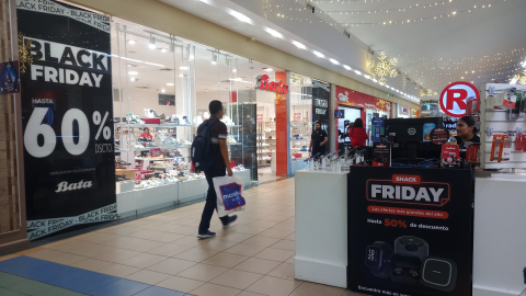 Promociones y descuentos por 'Black Friday' se ven en locales comerciales de Guayaquil, el 26 de noviembre de 2024.