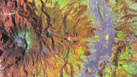 Imagen satelital spot infrarroja de Quito, divulgada en 1995 junto al documento titulado "Proyecto para el manejo del riesgo sísmico de Quito", preparado por la Escuela Politécnica Nacional, el Municipio, y entidades internacionales.