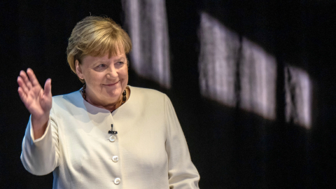 La ex canciller alemana Angela Merkel saluda al llegar en la presentación de su libro "Libertad: memorias 1954 - 2021" ("Freiheit") en el Deutsches Theater en Berlín, Alemania, el 26 de noviembre de 2024.