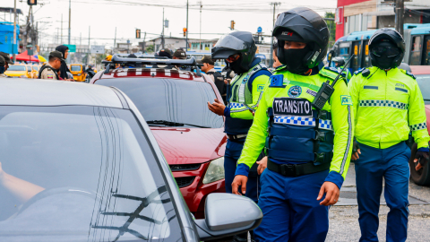 Agentes de tránsito durante un operativo en el Guasmo Sur, en Guayaquil.