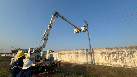 Personal técnico de CNEL trabaja en el retiro de postes en mal estado en Samborondón, en Guayas.