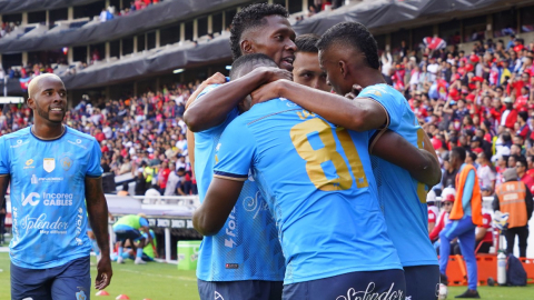 Jugadores de El Nacional festejan el primer gol a Independiente del Valle, el 27 de noviembre de 2024 en el estadio de Liga de Quito.