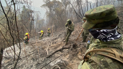 Militares continúan en las labores este 27 de noviembre para liquidar el incendio forestal en Vilcabamba, en la provincia de Loja.