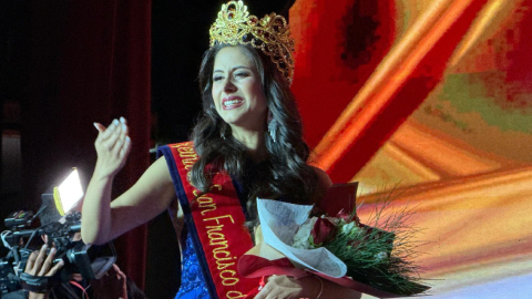 Doménica Jarrín celebra su elección como Reina de San Francisco de Quito, el 27 de noviembre de 2024.