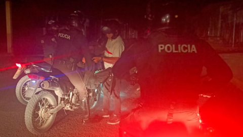 Con operativo policial se revisa a conductores de motocicleta en las vías.