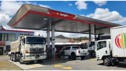 camiones hacen fila en gasolinera de Cuenca