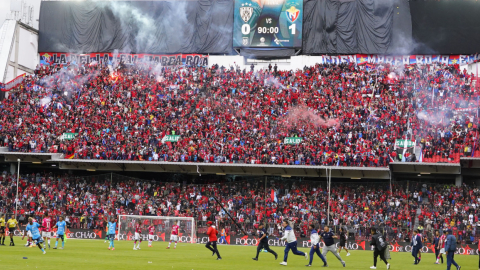 La hinchada de El Nacional festeja el título de la Copa Ecuador en el estadio Rodrigo Paz Delgado, el miércoles 27 de noviembre de 2024.