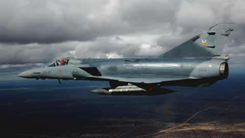 Fotografía de archivo de un jet de combate Cheetah, diseñado por la Fuerza Aérea Sudafricana, en pleno vuelo.