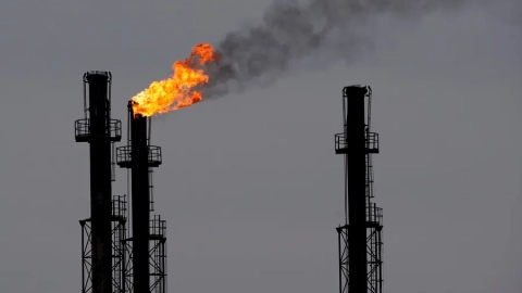 Chimeneas en una refinería de gas y petróleo.