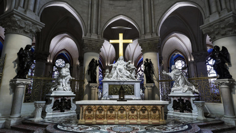 El tabernáculo de la catedral de Notre Dame en Paris, diseñado por Guillaume Bardet, en una fotografía del 29 de noviembre de 2024, después de obras de restauración.