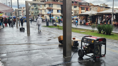 Una calle de Cuenca con generadores eléctricos