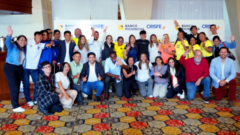 Deportistas, junto al exfutbolista Carlos Tenorio, durante una charla de educación financiera en Quito, el 29 de noviembre de 2024.